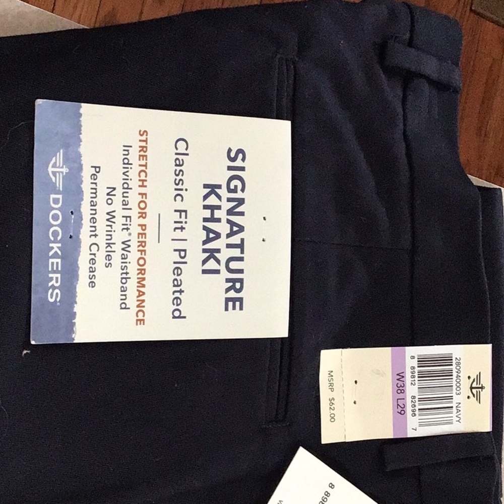 Men’s Dockers,signature khaki classic fit pleated,Navy, 38x29 no wrinkles